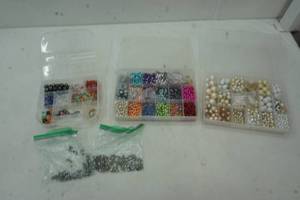 lot 287 image: Large bead lot