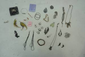 lot 289 image: Jewelry lot, vintage, earrings and other