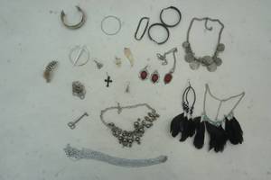 lot 298 image: Rose Necklace Pendant and Earring Lot