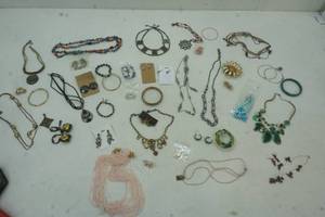 lot 303 image: Huge Costume Jewelry Lot Mostly Matching Sets