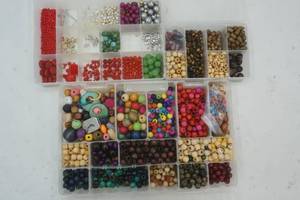 lot 304 image: Wood Bead Lot