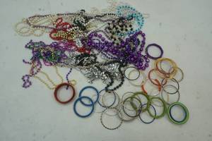 lot 318 image: Huge Beaded Jewelry and Bracelet Lot