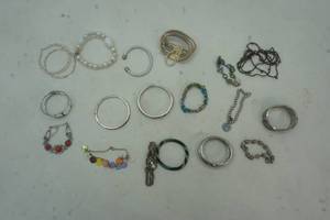 lot 321 image: Bracelet Lot