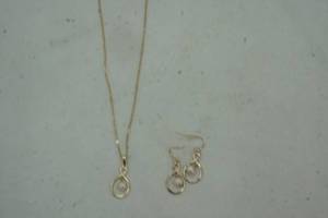 lot 322 image: Genuine Freshwater Pearl Pendant and Earrings