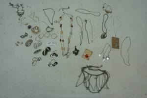 lot 323 image: Jewelry lot, vintage, earrings and other