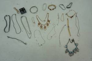 lot 326 image: Jewelry lot, vintage, earrings and other