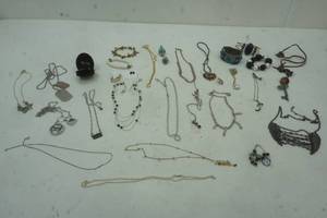 lot 327 image: Fashion Jewelry lot, vintage, rings, earrings and other