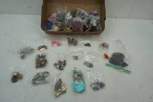 lot 333 image: Jewelry Making Lot