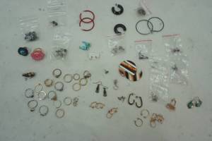 lot 352 image: Earrings and Rings Fashion Jewelry Lot