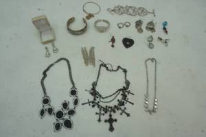 lot 353 image: Fashion Jewelry Lot