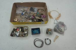 lot 355 image: Fashion Jewelry Lot