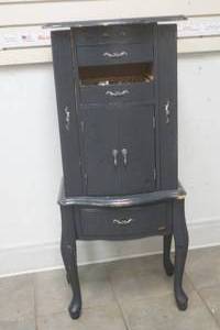 lot 359 image: Jewelry Box Full of Jewelry