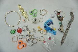 lot 117 image: Jewelry lot, vintage, earrings and other