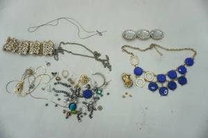 lot 118 image: Jewelry lot, vintage, earrings and other