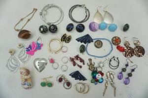 lot 119 image: Jewelry lot, vintage, earrings and other