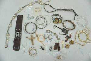 lot 120 image: Jewelry lot, vintage, earrings and other