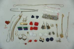 lot 121 image: Jewelry lot, vintage, earrings and other