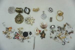 lot 123 image: Vintage jewelry slides and other findings