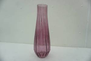 lot 124 image: Vintage purple lavender glass vase