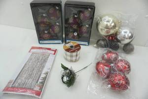 lot 129 image: Holiday decor, tree decorations