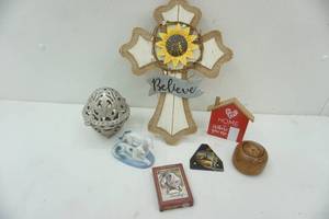 lot 136 image: Home decor items, with antique threadyarn holder