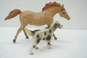 lot 139 image: Breyer horse and vintage dog statue (plastic)