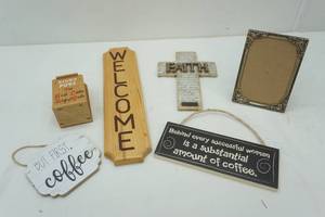 lot 146 image: Vintage wall hangings and filigree picture frame