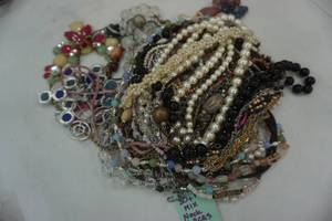 lot 158 image: 30 plus vintage necklaces