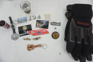 lot 161 image: Harley Davidson gloves and mens findings lot