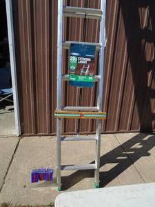 Werner 28 aluminum extension ladder. Appears new. Never used. As shown.