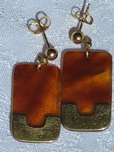 lot 23 image: Retro Tortoise Shell Earrings with 14K Yellow Gold Accents, 3g