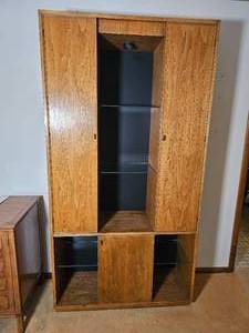 lot 7 image: Thomasville Furniture Handsome MCM Display Cabinet