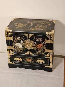 lot 42 image: Chinoiserie Illuminated Black Lacquer Jewelry Box