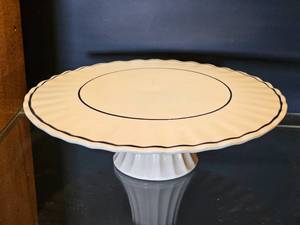 lot 15 image: Red Wing Pottery Tampico Cake Stand