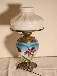 lot 110 image: Vintage Handpainted Victorian Oil-Style Table Lamp