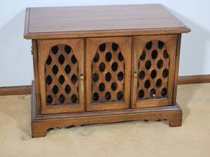 lot 89 image: Vintage MCM Accent Media Cabinet