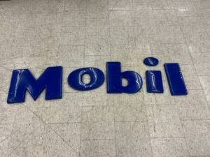 lot 16 image: Mobil Plastic Letters