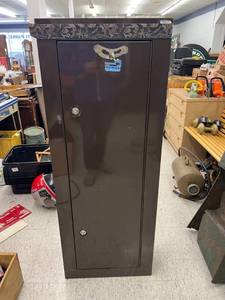 lot 176 image: Gun Cabinet with Lock & Key
