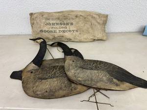 lot 208 image: Folding Goose Decoys