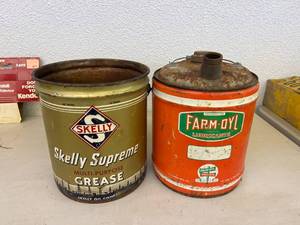 lot 221 image: Skelly Grease Can & Farm Oyl Oil Can