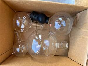 lot 10 image: Assorted Boiling Flasks, 2 Flat Bottom & 2 Round Bottom