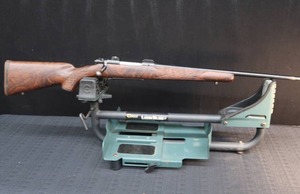 lot 27 image: WINCHESTER MODEL 70 CARBINE 30-06