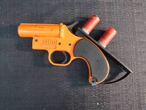 lot 29 image: OLIN FLARE GUN W2 FLARES