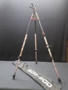 lot 32 image: BOG POD TELESCOPING SHOOTING REST