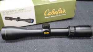 lot 51 image: CABELAS POWDERHORN MUZZLELOADER SCOPE