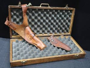 lot 109 image: VINTAGEANTIQUE HARD GUN CASE AND LEATHER HOLSTER