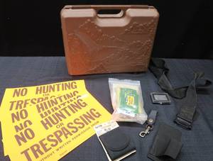 lot 115 image: HARD GUN CASE AND ACCESSORIES