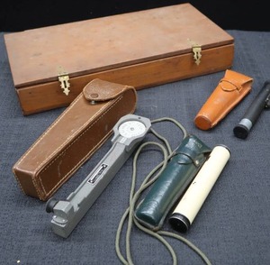 lot 129 image: VINTAGE BOX WITH SIGHT AND SCOPE