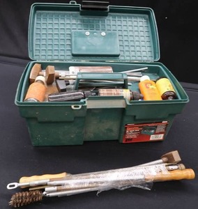 lot 133 image: GREEN TOOLBOX WITH GUN CLEANING ITEMS