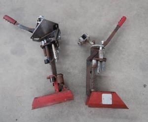 lot 175 image: 2 TABLE MOUNT RELOADERS